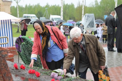Возложение цветов к мемориалу