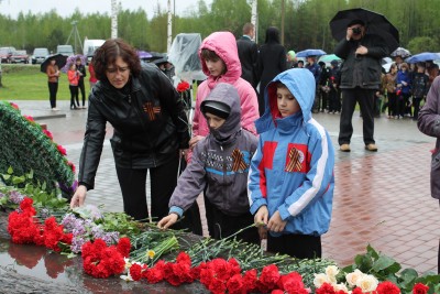 Возложение цветов к мемориалу.
