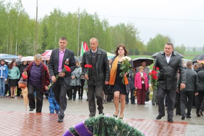 Возложение цветов к мемориалу.