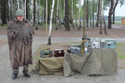 EW1CD демонтирует связную аппаратуру времен войны и СССР