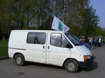 А это наш верный железный конь, который упоминался на снимках в предыдущих сообщениях. Стоит под парами и под знаменем! :-) Теперь он будет еще краше!