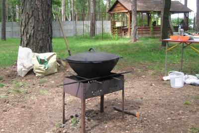 Процесс приготовления плова продолжается.