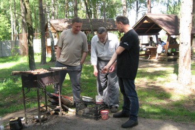 Коллективное решение по приготовлению шашлыка.