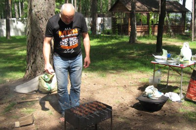 У Олега свой,особенный рецепт приготовления шашлыка. Все это оценили.