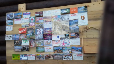 Щит с QSL присутствующих.