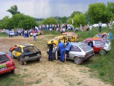 Спортсмены общаются. А над городом нависли свинцовые тучи...