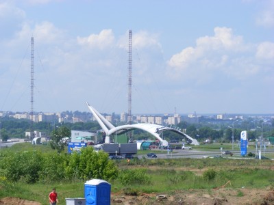 Меня еще восхищали два высоких объекта, расположенных рядом с трассой. :-)