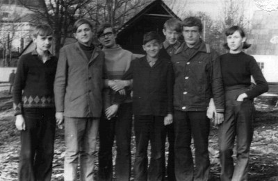 Первые кружковцы (слева на право): ???, Бобрицкий Чесь, Ковалев Юра (теперь EW4IG), Бекиш Сергей (ex EU4AQ), Болтач Николай (теперь EW4EW), Киенко Геннадий (теперь EU4CK), Светлана Киенко (ex EW4AP)