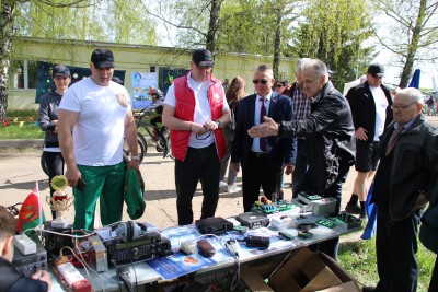 мэр города осматривает стенд радиолюбителей