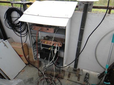 trvrt.JPG (59.58 КБ) 59930 просмотров Так расположена аппаратура на лоджии. Сверху- трансвертер на 2,3 ГГц (ПЧ=432МГц),<br /> в центре- два блока на 1,3 ГГц (ПЧ=144МГц), ниже два блока питания (12 и 24 В), внизу радиатор, выполняющий роль подставки. Зимой там любят сидеть синички, пытаясь выклёвывать СМД резисторы на блоках, не закрытых экраном.