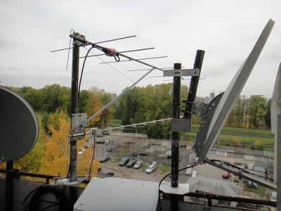 ant_2.JPG (56.54 КБ) 59915 просмотров Антенны, вид с лоджии. До железной дороги менее 100м.<br />Деревья выше дома. Широкоугольность камеры искажает расстояния. Когда-то мой дом был крайним на западе Минска, теперь почти центр города.