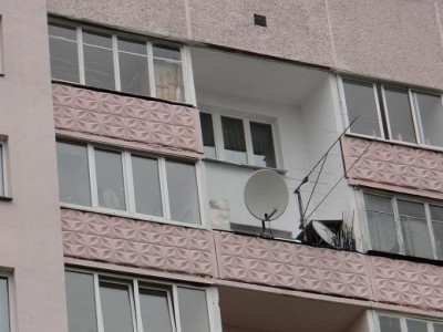 ant.JPG (56.76 КБ) 59901 просмотр Антенны, вид с земли. Слева парабола 90см с облучателем 1,3 ГГц, затем мачта с 6-ю элементной антенной на 2м и 14 элементов на 70см, которую приходится снимать, что бы не мешала параболам. Справа – парабола 60см для диапазонов 10 и 24 ГГц в "припаркованном" положении.