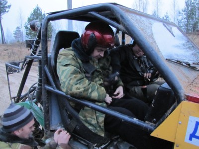 Подгонка ремней перед стартом.